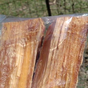 Palitos de madera de pino para hacer fuego o artesanías con madera. Madera de pino rojo de alto octanaje, recién extraída de los bosques del suroeste de Michigan.