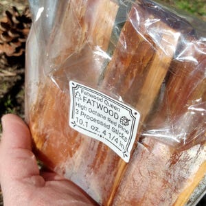 Palitos de madera de pino para hacer fuego o artesanías con madera. Madera de pino rojo de alto octanaje, recién extraída de los bosques del suroeste de Michigan.