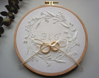 Ring cushion embroidery frame - hand-embroidered minimalist floral wreath with initials or names - Engagement gift/wedding gift
