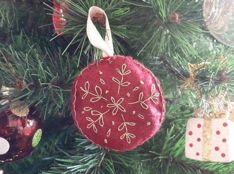 Décoration à suspendre en forme de GRAND cœur en feutrine