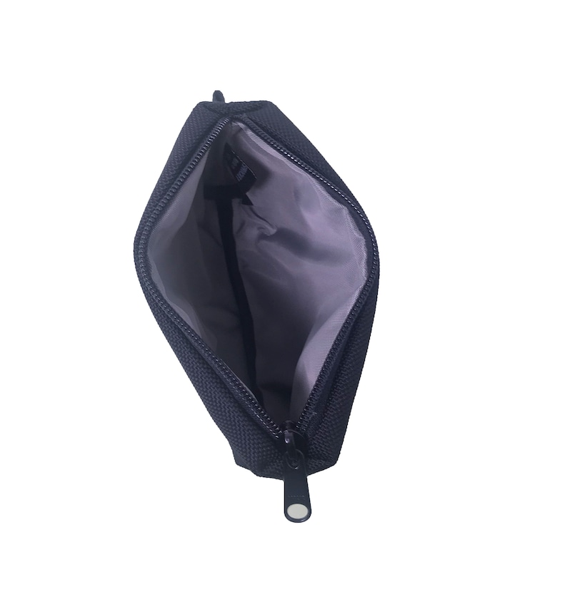 K&ouml;nnte beinhalten: Eine schwarze Rei&szlig;verschlusstasche mit grauem Futter. Die Tasche ist offen und der Rei&szlig;verschluss ist heruntergezogen.