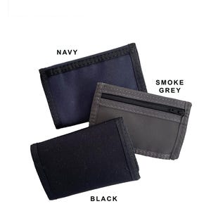 Cartera compacta de nailon de tres pliegues con bolsillo exterior con cremallera. Fabricada en EE. UU.
