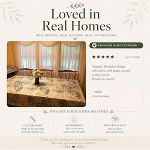 Puede incluir: Una mesa con un mantel con estampado floral y un jarr&oacute;n con flores. El texto "Loved in Real Homes" est&aacute; en la parte superior, con rese&ntilde;as de clientes y caracter&iacute;sticas del producto debajo. El mantel es impermeable.