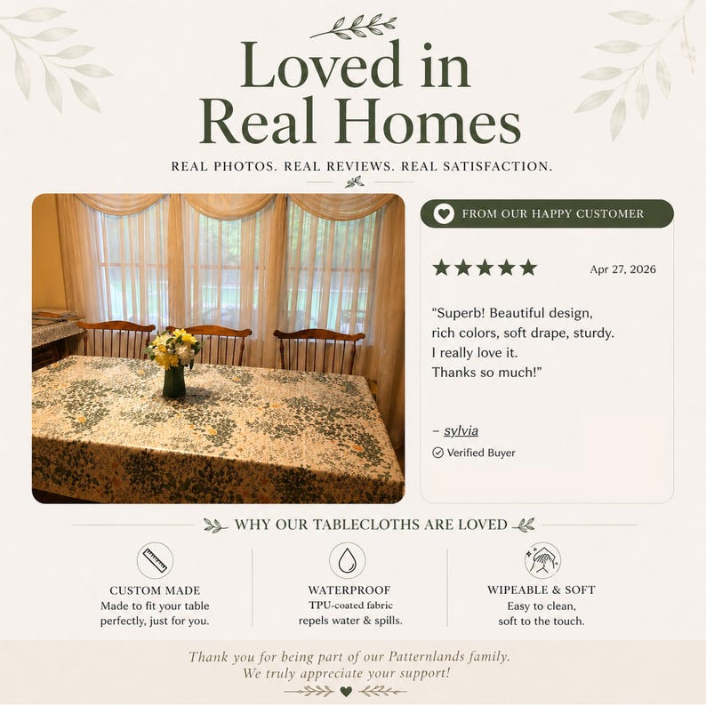 Puede incluir: Una mesa con un mantel con estampado floral y un jarr&oacute;n con flores. El texto "Loved in Real Homes" est&aacute; en la parte superior, con rese&ntilde;as de clientes y caracter&iacute;sticas del producto debajo. El mantel es impermeable.