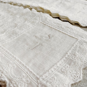 Vintage Lace Trim Linen Napkins– Farmhouse Wedding, Rustic Ivory Linen with Scalloped Lace, Custom Sizes for Dining & Events