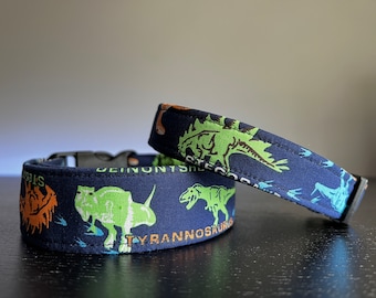Verstelbare stoffen hondenhalsband dinosaurus, singelband van 1 en 1,5 inch, roestvrijstalen D-ring, gesp aan de zijkant.