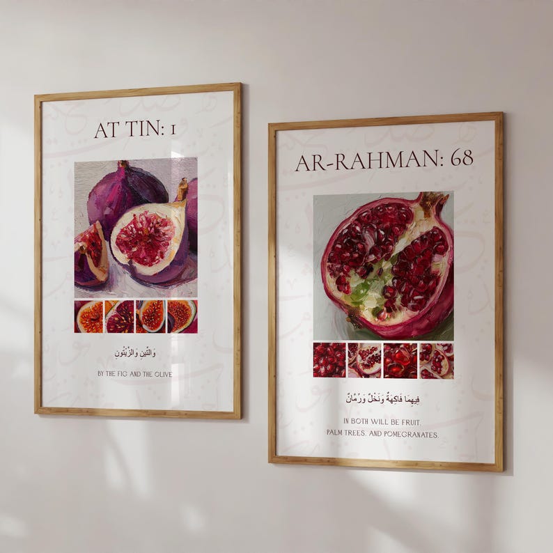 Puede incluir: Dos impresiones art&iacute;sticas enmarcadas con marcos de madera. Una presenta higos con el texto "AT TIN: 1" y "BY THE FIG AND THE OLIVE". La otra muestra una granada con el texto "AR-RAHMAN: 68" y "IN BOTH WILL BE FRUIT PALM TREES AND POMEGRANATES."
