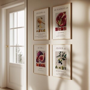 Puede incluir: Cuatro impresiones art&iacute;sticas enmarcadas con ilustraciones bot&aacute;nicas y de alimentos cuelgan de una pared. Las impresiones presentan im&aacute;genes de miel y un cuchar&oacute;n de miel, una granada, higos y aceitunas. Cada impresi&oacute;n tiene texto en ingl&eacute;s y &aacute;rabe.
