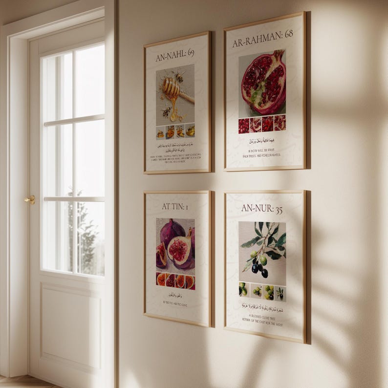 Puede incluir: Cuatro impresiones art&iacute;sticas enmarcadas con ilustraciones bot&aacute;nicas y de alimentos cuelgan de una pared. Las impresiones presentan im&aacute;genes de miel y un cuchar&oacute;n de miel, una granada, higos y aceitunas. Cada impresi&oacute;n tiene texto en ingl&eacute;s y &aacute;rabe.