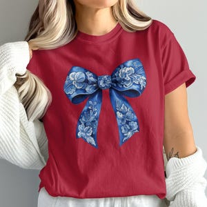 Blaue Willow Schleife T-Shirt, Komfort Farben Shirt, Floral Schleife T-Shirt, Elegante Schleife, gemusterte Schleife Shirt, Geschenk für sie