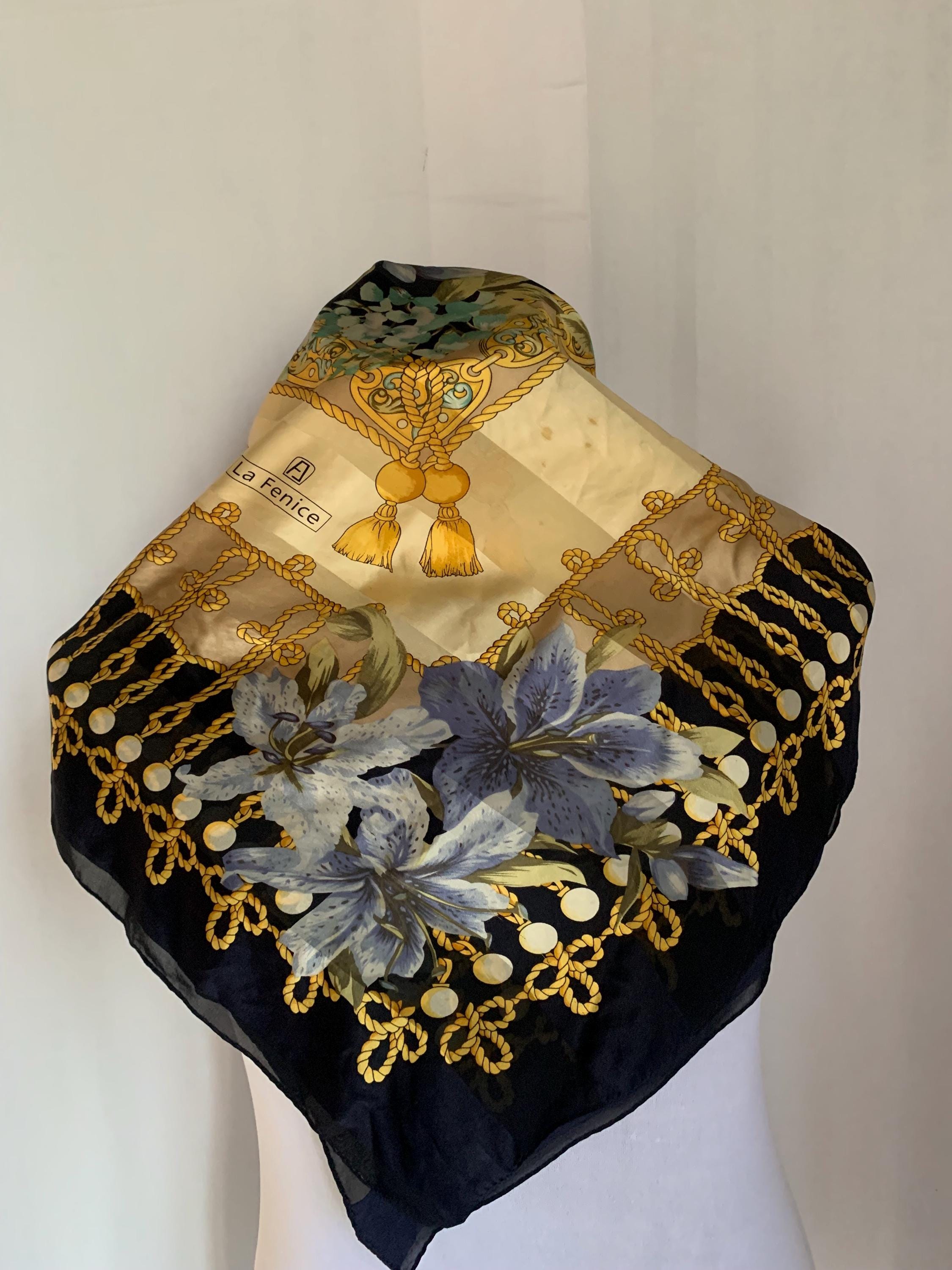 スカーフ　la fenice アンティークアイテム柄シルク　絹100% 88cm スカーフla fenice アンティークアイテム柄シルク絹100% 88cm