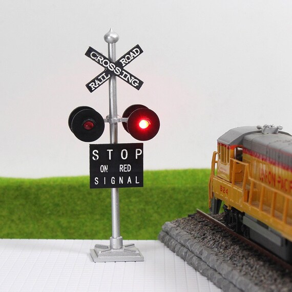 Vintage Life-Like O Scale Electric Train Set Miniature Accessories  Signals/Signs