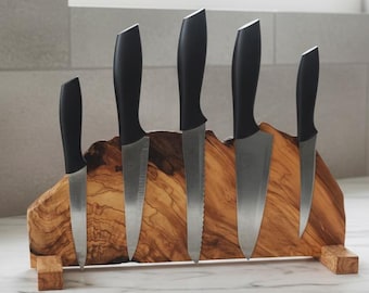 Portacoltelli magnetico in legno d'ulivo fatto a mano – Blocco autoportante con bordo naturale, organizer rustico da cucina