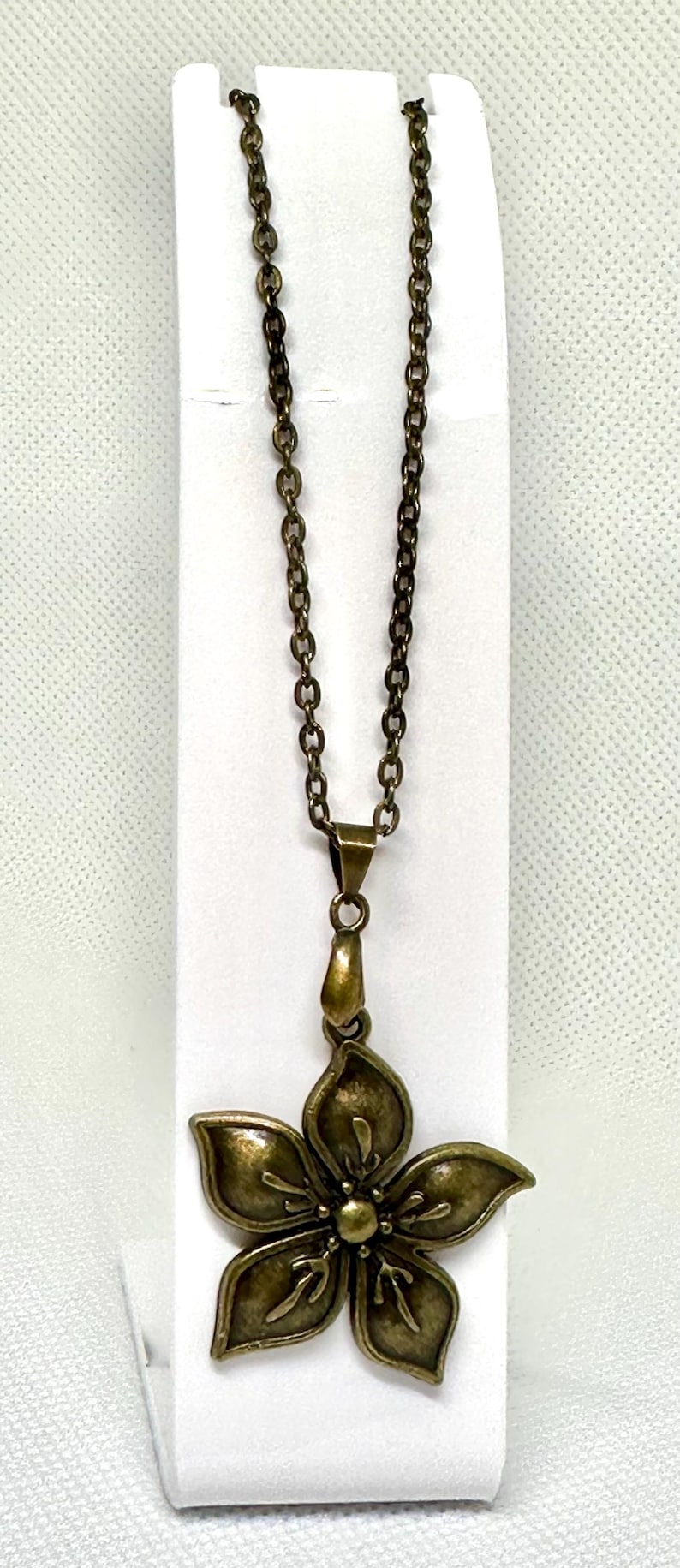 Final Fantasy VII-inspirerat Aerith-halsband, present till videospel bild 2