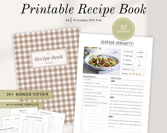 Op de afbeelding: Een printbaar receptenboek met een bruin-wit geruite omslag. Het boek heeft 12 secties en bevat een recept voor zeevruchten spaghetti. Het recept bevat een foto van het gerecht, een lijst met ingrediënten en instructies.