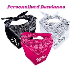 Puede incluir: Tres bandanas personalizadas con patrones de paisley. Las bandanas son negras, blancas y rosas. Los nombres "Nicole", "Brittany" y "Sarah" están bordados en blanco en las bandanas.