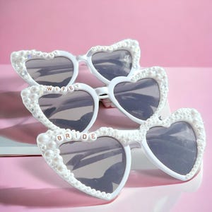 Perle Kundenspezifische herzförmige Braut-Sonnenbrille - Kundenspezifische Brautsonnenbrille für Junggesellenabschied, Braut, zum Sonnenbrillen zu sein, Brautdusche