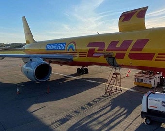 Ofrecemos envío gratuito en todos los artículos. DHL es nuestro servicio de mensajería de elección.