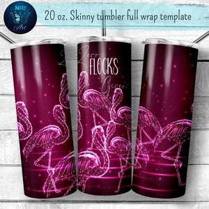 Puede incluir: Un vaso delgado de 20 oz con un diseño envolvente completo. El vaso presenta un fondo rosa oscuro con un diseño de flamenco geométrico y el texto "Zero Flocks Given". Incluye una pajita plateada.