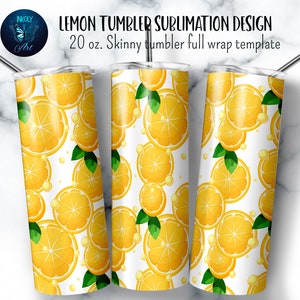 Könnte beinhalten: Drei schlanke Becher mit 20 oz und einem Vollverkleidungs-Sublimationsdesign mit einem Muster aus gelben Zitronenscheiben und grünen Blättern auf weißem Hintergrund.