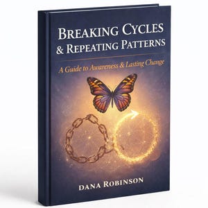 Op de afbeelding: Een hardcover boek getiteld "Breaking Cycles & Repeating Patterns" met een vlindergrafiek. De omslag toont een vlinder, een ketting en een gloeiende cirkel met een pijl. De naam van de auteur, Dana Robinson, staat onderaan.