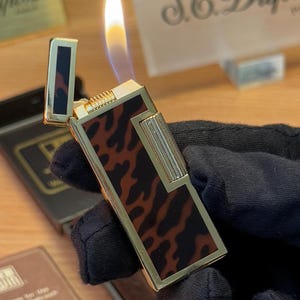 vintage 1980  Gold Finish 18k win lighter Paris Made from 1919 with box and documents / working perfect in good condition with initial