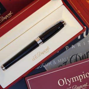 Vintage S.T. Dupont Olympio Fountain Pen: Black Lacquer, 18k Gold Nib