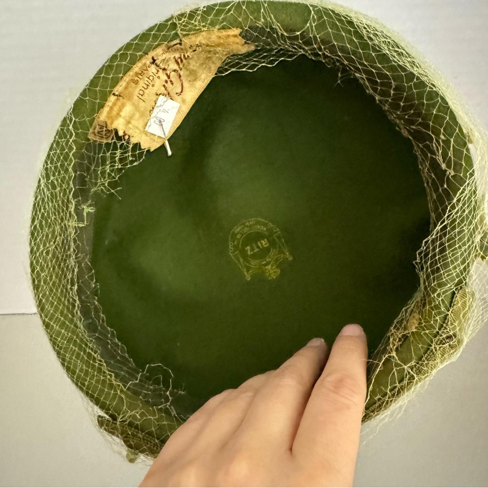 Vintage 1950s Union Made Green Womens Hat Brooch & Flowers  display picture 1