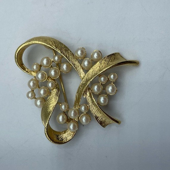 Vintage Richelieu Gold Tone Faux Pearl Ribbon Bro… - image 1