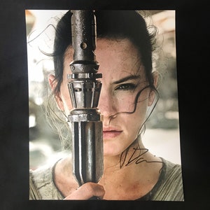 Daisy Ridley- Genuine Hand Signed 8x10 Authentic Autographed Photo w/COA - Jedi Rey - Star Wars