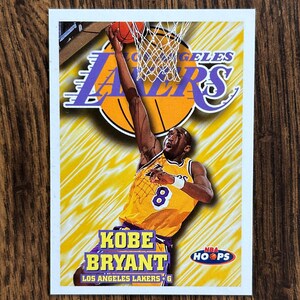 1997-98 Hoops Basketball - Kobe Bryant - Karte No 75 - Neuwertig / Top Zustand - NBA Hall of Fame / Los Angeles Lakers Legende - Vintage Gem!