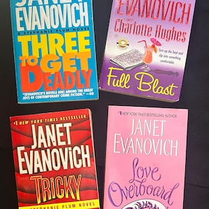 Janet Evanovich - Lotto di 4 libri - Three To Get Deadly/1997 - Full Blast/2004 - Tricky 22/2016 - Love Overboard/2005 - 1a parte - Gemme in brossura!