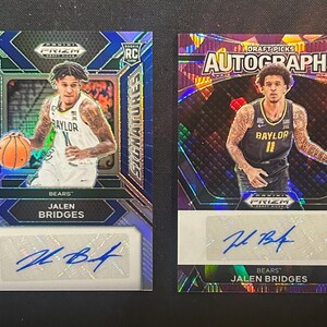 Puede incluir: Dos cromos de baloncesto de Jalen Bridges. Una tarjeta tiene el texto "Sensational Signatures", la otra dice "Draft Picks Autographs". Ambas tarjetas presentan a un jugador de los Baylor Bears y su firma. Las tarjetas tienen un diseño holográfico.