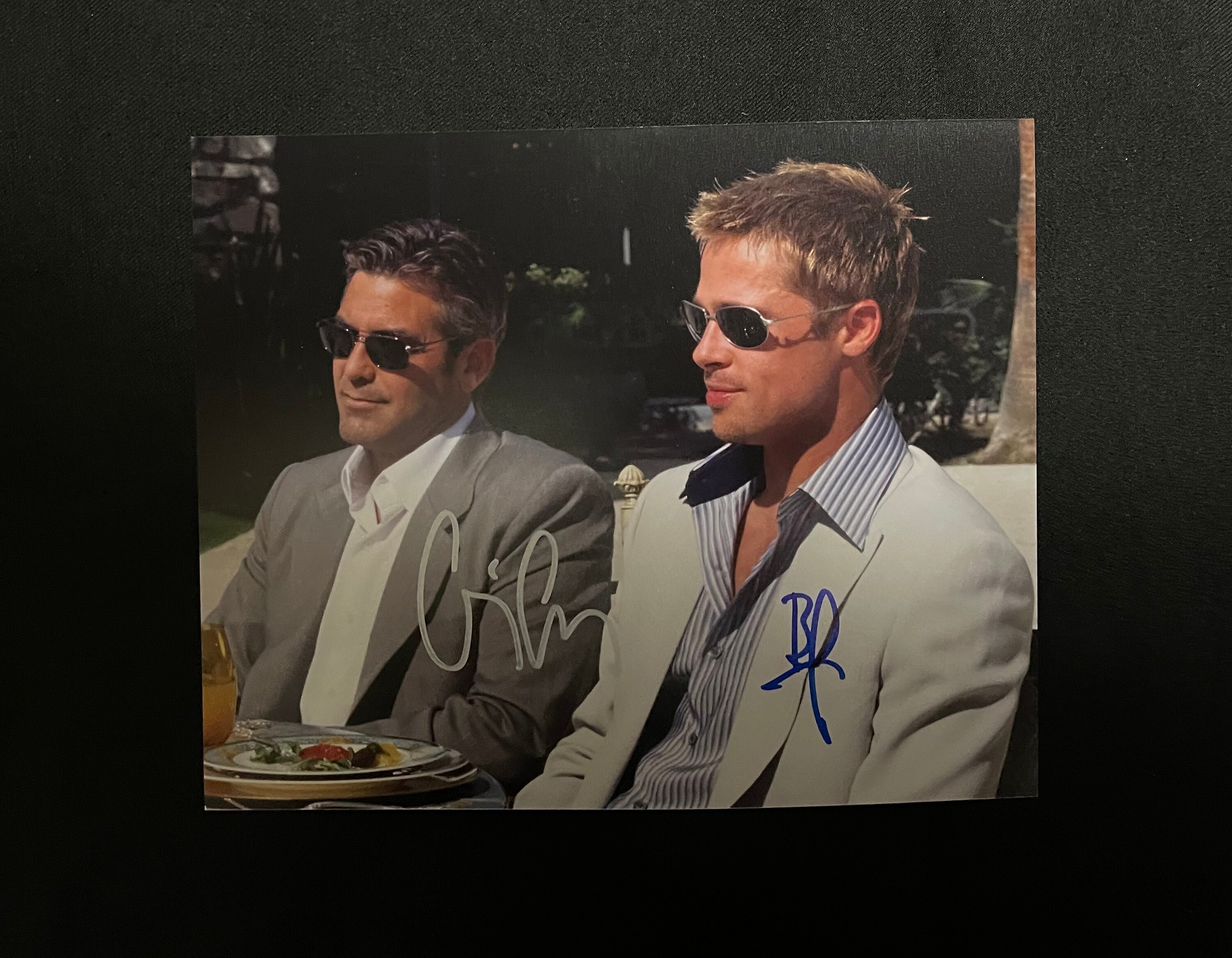 ジョージクルーニーとレニー・ゼルウィガー直筆サイン入り超大型写真… 買い誠実 ジョージクルーニーとレニー・ゼルウィガー直筆サイン入り超