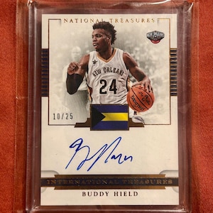 Panini National Treasures Basketball 2016-17 - Buddy Hield - Carta da principiante autografata da International Treasures - N. 26 - #’d 10/25 - Gemma perfetta!