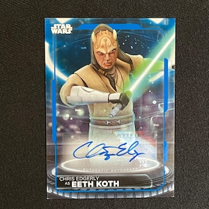 2021 Topps Star Wars Battle Plans - Chris Edgerely als Eeth Koth - # A-CE - Blue Auto - Serial #'d 142/149 - Kaart is in Mint