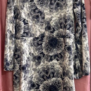 Simply Vera / Vera Wang - Women’s Blouse /Top - Size Medium - Gray Blue & White Floral Shirt /Top - Long Sleeve - Excellent Condition - Gem