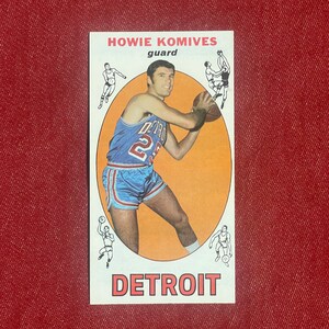 1969-70 Topps "Tallboy" - Tarjeta de baloncesto de Howie Komives - # 71 - Casi impecable - Detroit Pistons - Sentado en un grado encantador - ¡Joya vintage!