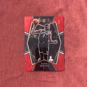 2021-22 Panini Auswahl Basketball - Kevin Durant - Rote Disco Prizm Karte - Nr 135 - #’d 48/49 - Neuwertig - Seltenes Juwel! Phoenix Suns PF!
