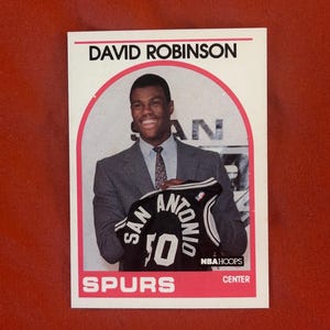 1989-90 Hoops Basketball - Tarjeta de novato de David Robinson / SP - N.º 138 - Mint - Leyenda de los San Antonio Spurs y miembro del Salón de la Fama de la NBA - ¡Una joya clásica vintage!