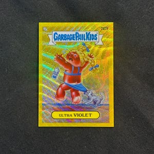 ガーベッジ ペイル キッズ - 2022 Topps クローム - ウルトラ バイオレット - イエロー パラレル リフラクター カード 202a - #’d 219/275 - 第 5 シリーズ - ミントコンディションの逸品!