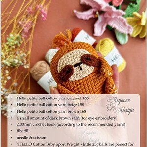 Puede incluir: Un juguete de amigurumi de perezoso tejido a crochet con ojos marrones y un hilo de color caramelo, beige y marr&oacute;n. La imagen incluye una lista de los materiales necesarios para hacer el perezoso, incluyendo los colores del hilo, el tama&ntilde;o del gancho de crochet y el relleno. El texto tambi&eacute;n incluye la marca de hilo "HELLO Cotton Baby Sport Weight" y el sitio web "www.seynooodesign.com".