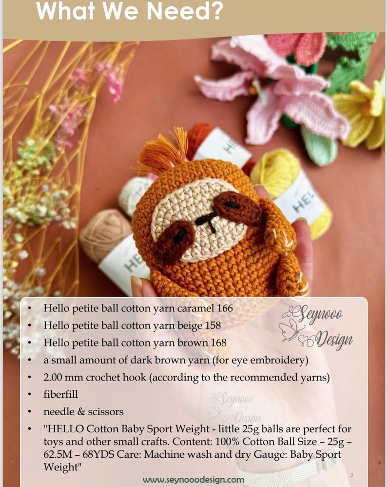 Puede incluir: Un juguete de amigurumi de perezoso tejido a crochet con ojos marrones y un hilo de color caramelo, beige y marr&oacute;n. La imagen incluye una lista de los materiales necesarios para hacer el perezoso, incluyendo los colores del hilo, el tama&ntilde;o del gancho de crochet y el relleno. El texto tambi&eacute;n incluye la marca de hilo "HELLO Cotton Baby Sport Weight" y el sitio web "www.seynooodesign.com".