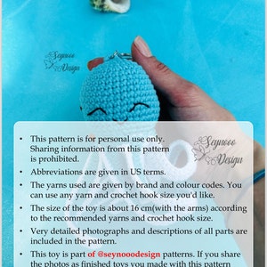 Pu&ograve; includere: Un giocattolo di polpo all'uncinetto blu con un viso sorridente. Il giocattolo &egrave; alto circa 16 cm e fa parte del modello @seynooodesign. Il modello &egrave; solo per uso personale.