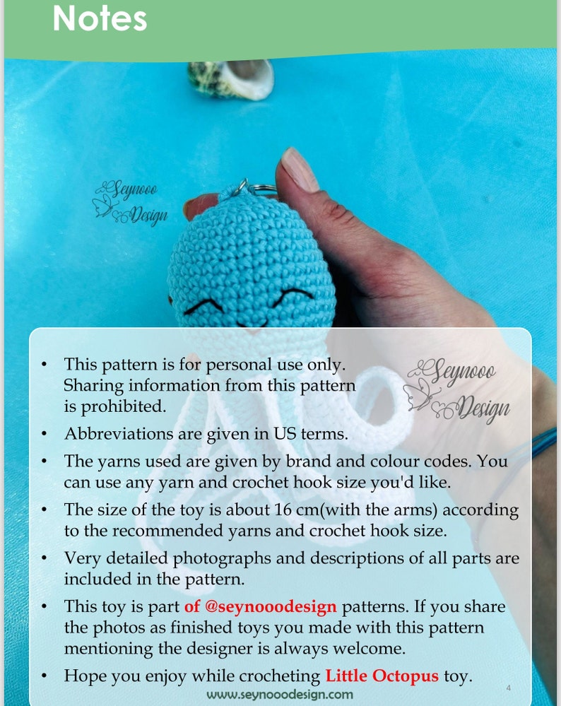 Pu&ograve; includere: Un giocattolo di polpo all'uncinetto blu con un viso sorridente. Il giocattolo &egrave; alto circa 16 cm e fa parte del modello @seynooodesign. Il modello &egrave; solo per uso personale.
