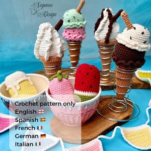 Könnte beinhalten: Eine Sammlung von gehäkelten Eiswaffeln und fruchtförmigem Spielzeug in einer Schale. Die Artikel haben verschiedene Farben, darunter Weiß, Braun, Rosa, Grün und Rot. Der Text lautet: Crochet pattern only English, Spanish, French, German, Italian.