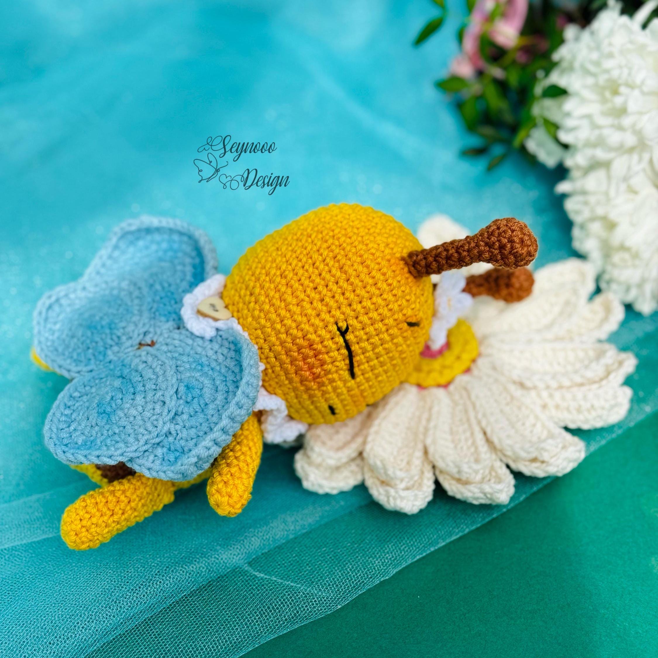 かぎ針編みの眠れる蜂のおもちゃ：花柄のブランケット付き編みぐるみ蜂