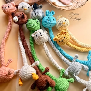 Pode incluir: Uma coleção de brinquedos de animais de crochê feitos à mão em várias cores. Os brinquedos incluem um urso, um pato, um coelho, um sapo, uma ovelha e outros animais. Cada brinquedo tem um pescoço longo e braços e pernas pequenos. Feitos com fio macio.