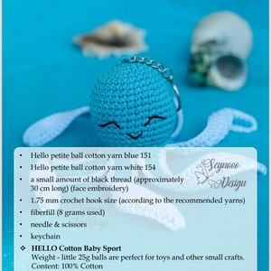 Pu&ograve; includere: Un giocattolo amigurumi di polpo all'uncinetto blu e bianco con un portachiavi attaccato. Il giocattolo &egrave; realizzato con filato di cotone ed &egrave; lungo circa 30 cm. Il testo "What We Need?" &egrave; nella parte superiore dell'immagine. Il testo "Seynooo Design" &egrave; nella parte inferiore destra dell'immagine.