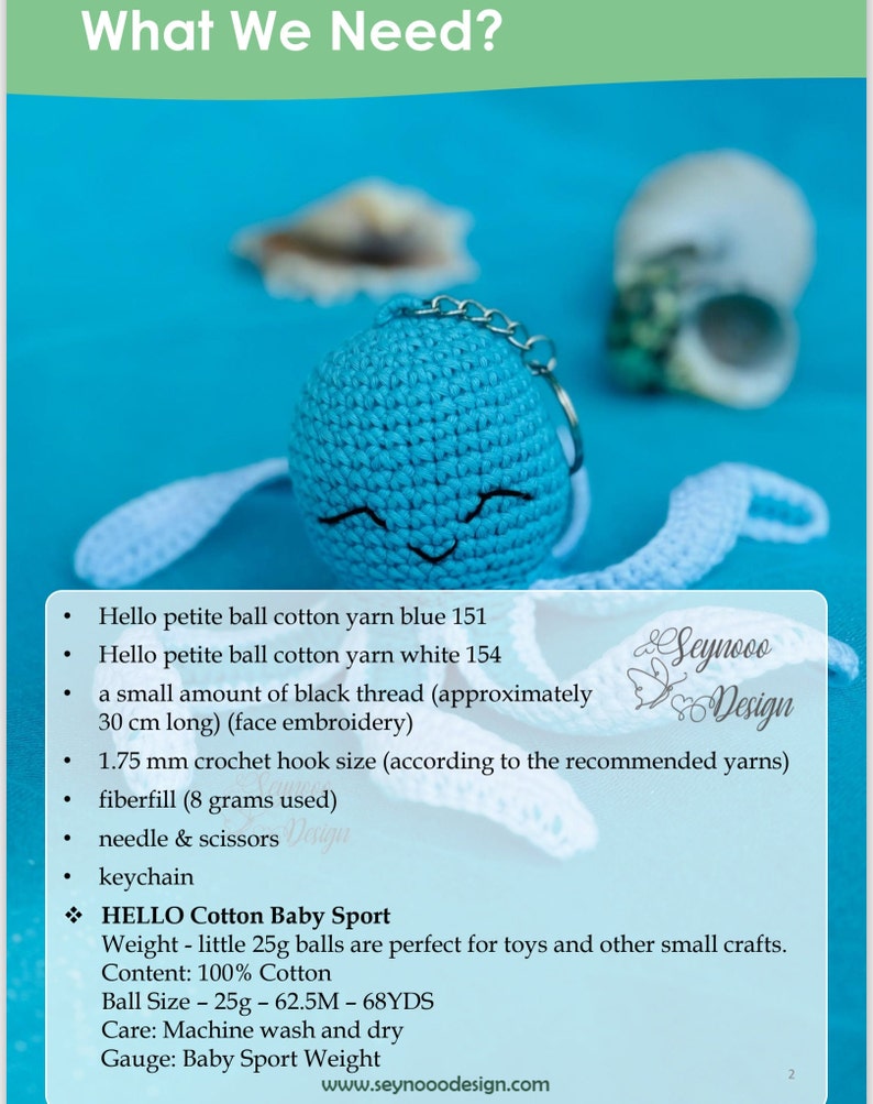 Pu&ograve; includere: Un giocattolo amigurumi di polpo all'uncinetto blu e bianco con un portachiavi attaccato. Il giocattolo &egrave; realizzato con filato di cotone ed &egrave; lungo circa 30 cm. Il testo "What We Need?" &egrave; nella parte superiore dell'immagine. Il testo "Seynooo Design" &egrave; nella parte inferiore destra dell'immagine.